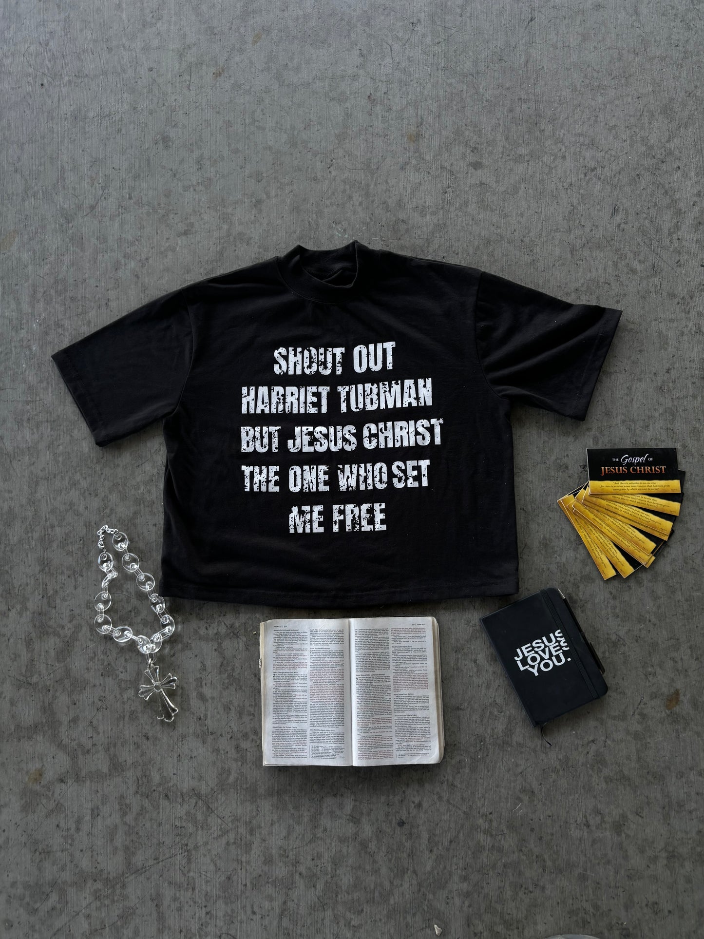 "JESUS SETS FREE" BOXY  CROPPED TEE